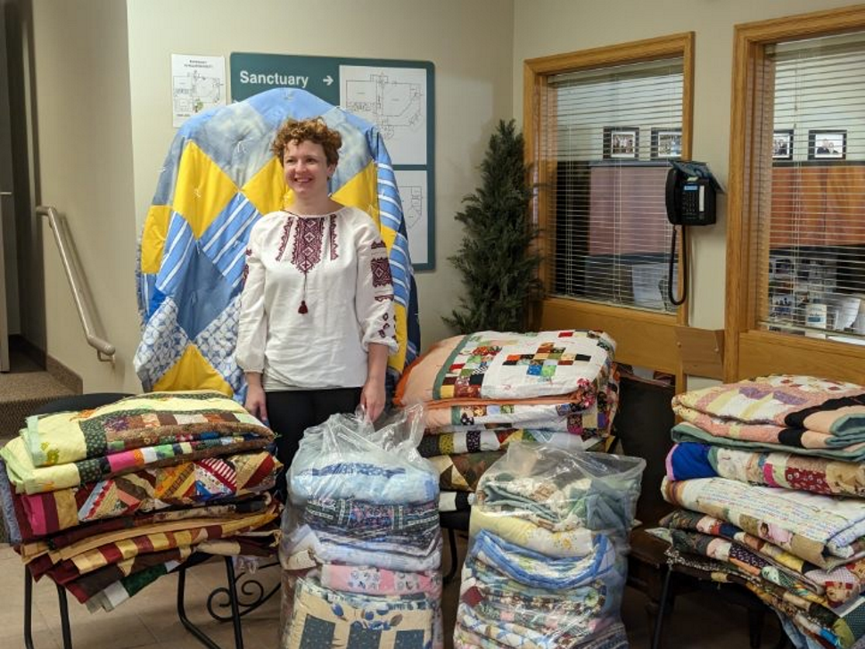 40 blankets made with love donated to Ukrainian refugees portals